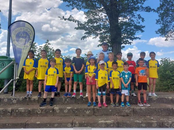 ganz hinten Trainer Holger Klingemeyer hintere Reihe (von links): Sumeja, Vincent, Semih, Yaman, Annica, Josephine, Ben, Jonas, Linus, Luan, Julien, Melinda. Vordere Reihe(von Links): Felix, Emma, Hayley, Simone, Luca, Cosmin.